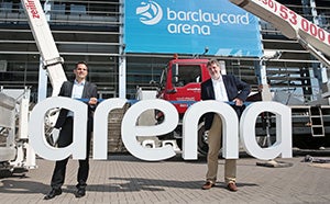 More Info for „Arena-Hochzeit“ vollzogen: 30 Quadratmeter große Dachlogos der Barclays Arena montiert